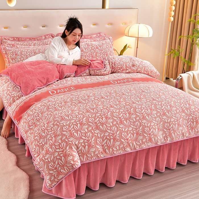 91家纺网 家纺一手货源 找家纺 馨梦缘 2025新款小包边款牛奶绒8.5斤高克重牛奶绒金雕绒床裙款四件套 红粉佳人