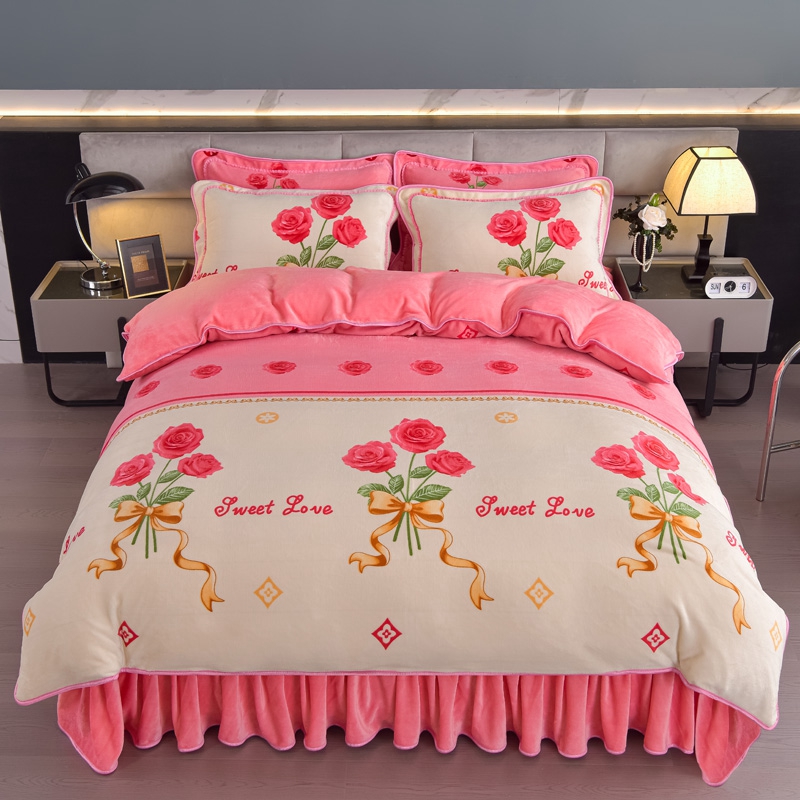 91家纺网 家纺一手货源 找家纺 锦铭源2025年7斤加厚印花牛奶绒四件套水晶法莱金貂绒床裙款粉玫瑰