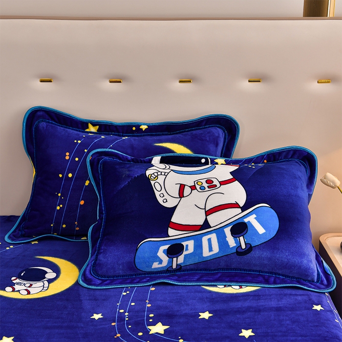 91家纺网 家纺一手货源 找家纺 馨梦缘 2025新款小包边款牛奶绒8.5斤高克重牛奶绒金雕绒床裙款四件套 宇航员