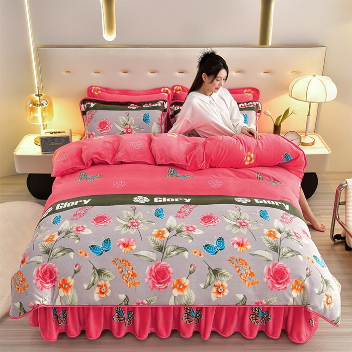 91家纺网 家纺一手货源 找家纺 馨梦缘 2025新款小包边款牛奶绒8.5斤高克重牛奶绒金雕绒床裙款四件套 花香仙子