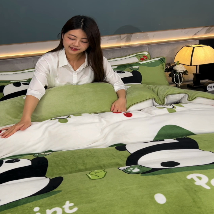 91家纺网 家纺一手货源 找家纺 锦铭源2025直播印花7斤牛奶绒金貂水晶法莱珊瑚绒四件套床裙款快乐熊猫