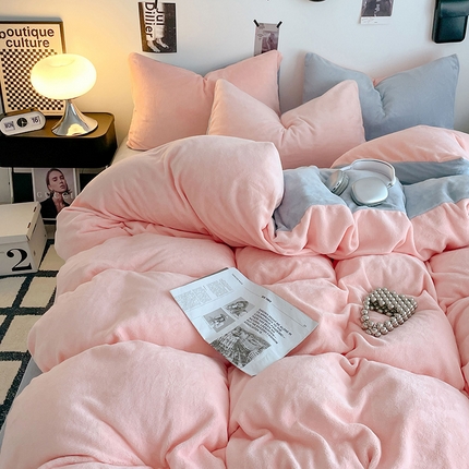 91家纺网 家纺一手货源 找家纺 悦织语 2025秋冬新款A类纯色双拼200g加厚牛奶绒四件套 桃粉+婴儿蓝