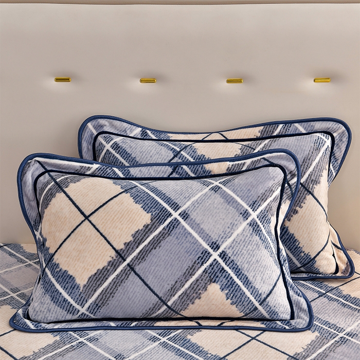 91家纺网 家纺一手货源 找家纺 馨梦缘 2025新款小包边款牛奶绒8.5斤高克重牛奶绒金雕绒床裙款四件套 英伦时尚