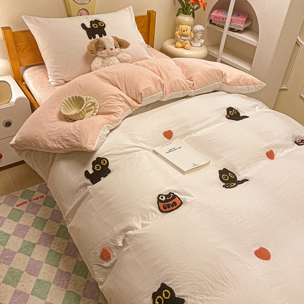 91家纺网 家纺一手货源 找家纺 韩巢家纺 2024新款学生宿舍寝室上下铺超柔水洗棉毛巾绣被套床单三件套-幸运猫 幸运猫白浅粉