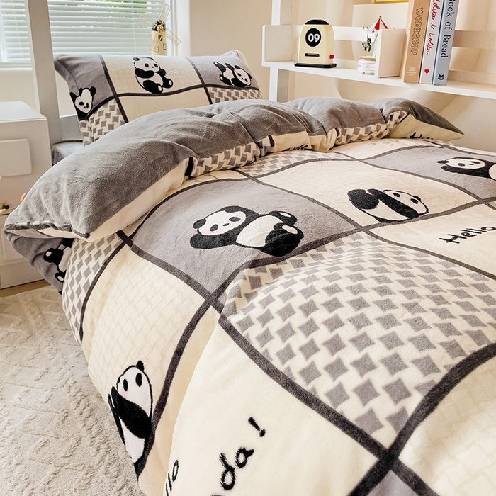 91家纺网 家纺一手货源 找家纺 卡普二店 2024新款牛奶绒学生三件套系列 熊猫皮皮