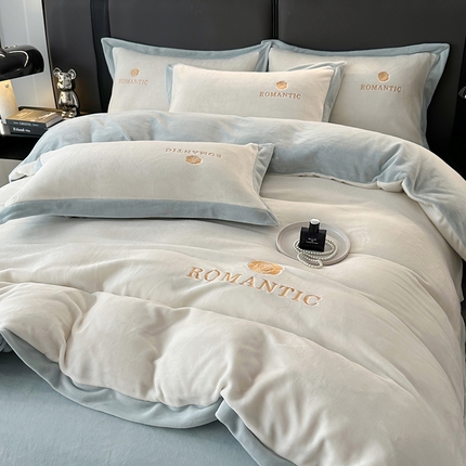 91家纺网 家纺一手货源 找家纺 莱凯家纺 2025新款牛奶绒双拼绣花四件套-山茶 山茶（白+浅蓝）
