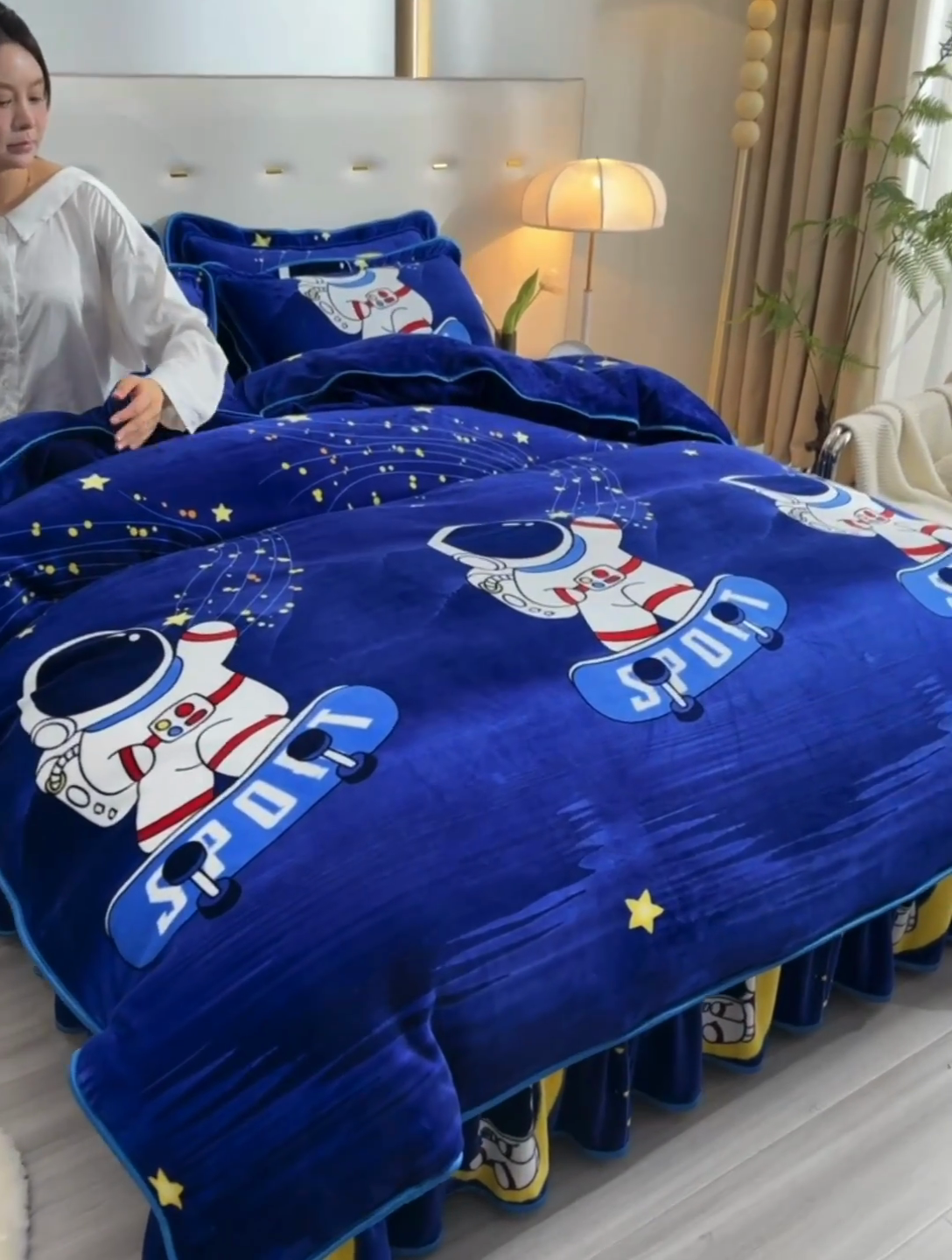 91家纺网 家纺一手货源 找家纺 馨梦缘 2025新款小包边款牛奶绒8.5斤高克重牛奶绒金雕绒床裙款四件套 宇航员