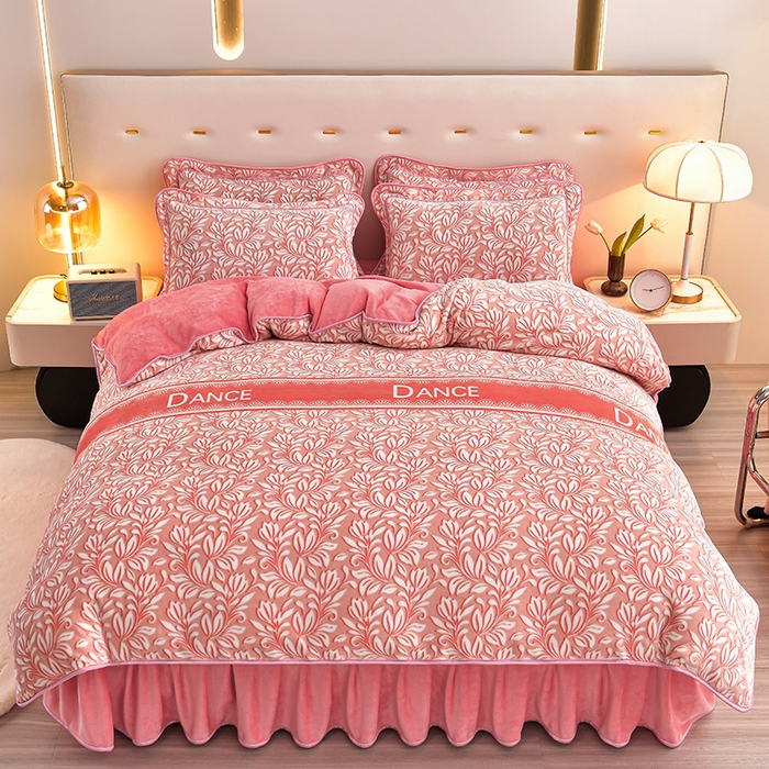 91家纺网 家纺一手货源 找家纺 馨梦缘 2025新款小包边款牛奶绒8.5斤高克重牛奶绒金雕绒床裙款四件套 红粉佳人