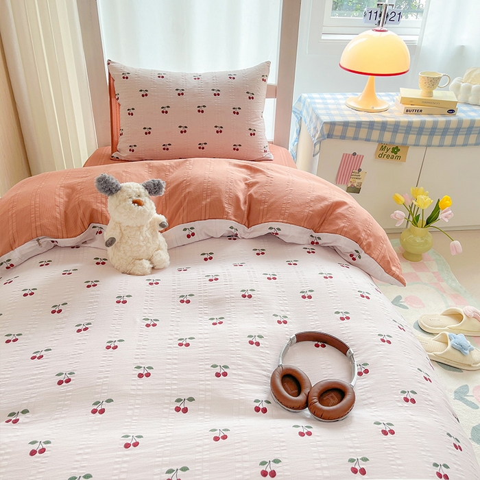 91家纺网 家纺一手货源 找家纺 安哆啦家纺 2024新款A类有氧泡泡纱云纱棉学生季宿舍床三四件套 小樱桃