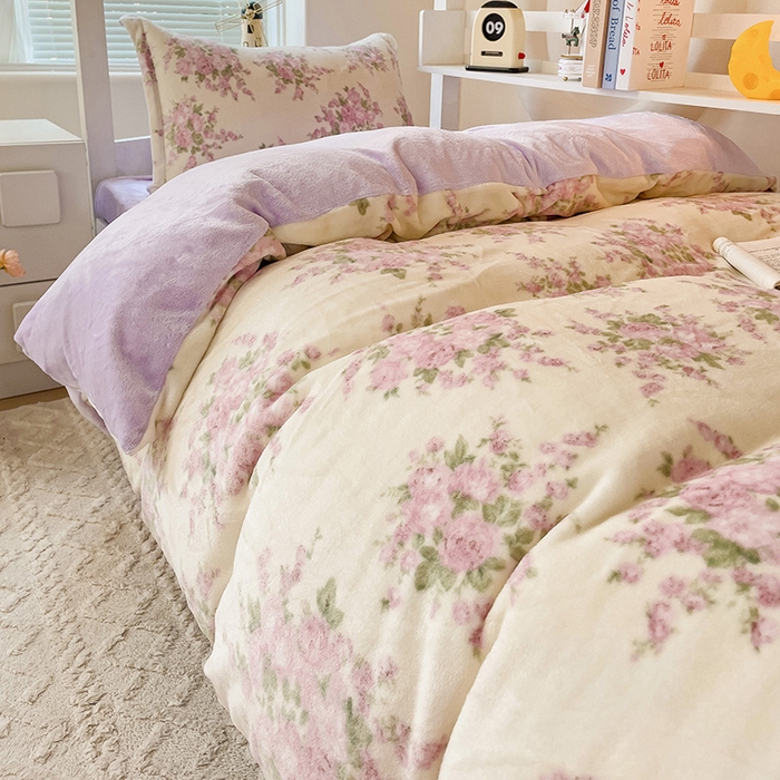 91家纺网 家纺一手货源 找家纺 卡普二店 2024新款牛奶绒学生三件套系列 欧风花影