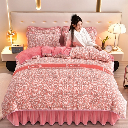 91家纺网 家纺一手货源 找家纺 馨梦缘 2025新款小包边款牛奶绒8.5斤高克重牛奶绒金雕绒床裙款四件套 红粉佳人