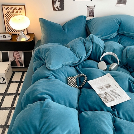 91家纺网 家纺一手货源 找家纺 悦织语 2025秋冬新款A类纯色双拼200g加厚牛奶绒四件套 宾利蓝