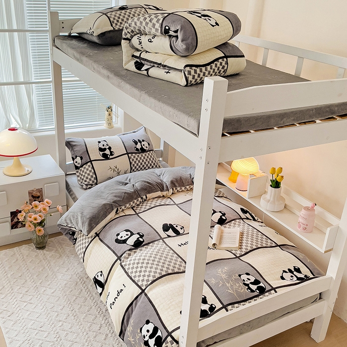 91家纺网 家纺一手货源 找家纺 卡普二店 2024新款牛奶绒学生三件套系列 熊猫皮皮