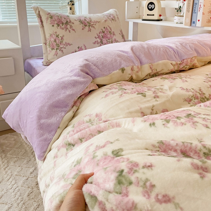 91家纺网 家纺一手货源 找家纺 卡普二店 2024新款牛奶绒学生三件套系列 欧风花影