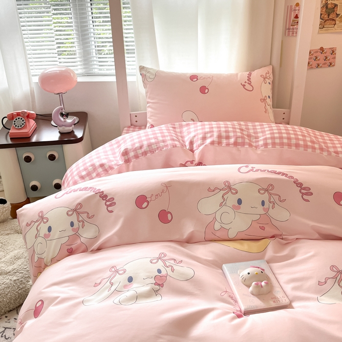 91家纺网 家纺一手货源 找家纺 2024新款三丽鸥授权全棉少女印花系列学生三件套四件套 棉三丽鸥-奶油甜心玉桂狗