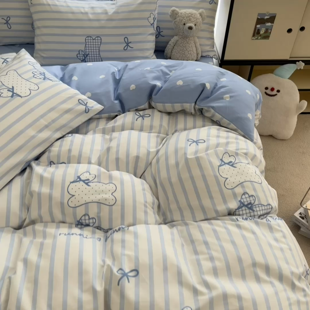 91家纺网 家纺一手货源 找家纺 桃子家居  2024新款纯棉小清新卡通少女13372系列四件套 棉-蓝条可爱兔