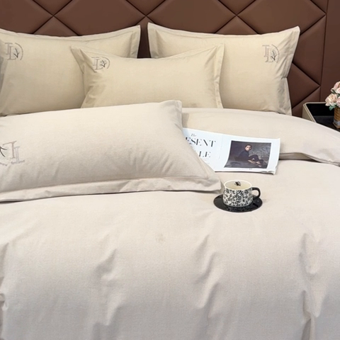 91家纺网 家纺一手货源 找家纺 U品汇 2024新品生态加厚长绒棉纯棉绣花全棉磨毛刺绣四件套宽边款直播 漫步梧桐-米棕