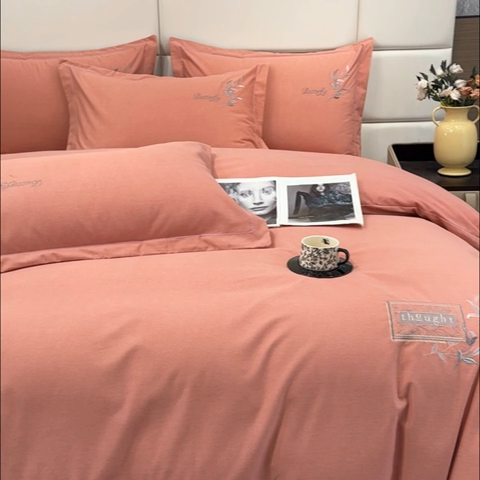 91家纺网 家纺一手货源 找家纺 U品汇 2024新品生态加厚长绒棉纯棉绣花全棉磨毛刺绣四件套宽边款直播 一叶知秋-胭脂红