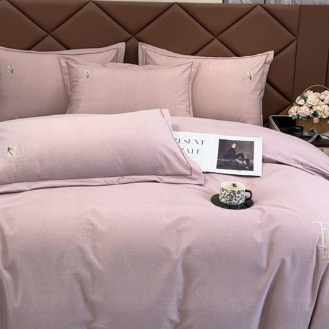 91家纺网 家纺一手货源 找家纺 U品汇 2024新品生态加厚长绒棉纯棉绣花全棉磨毛刺绣四件套宽边款直播 漫步梧桐-红棕