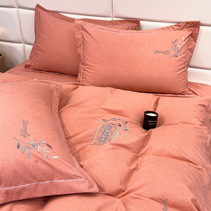 91家纺网 家纺一手货源 找家纺 U品汇 2024新品生态加厚长绒棉纯棉绣花全棉磨毛刺绣四件套宽边款直播 一叶知秋-胭脂红