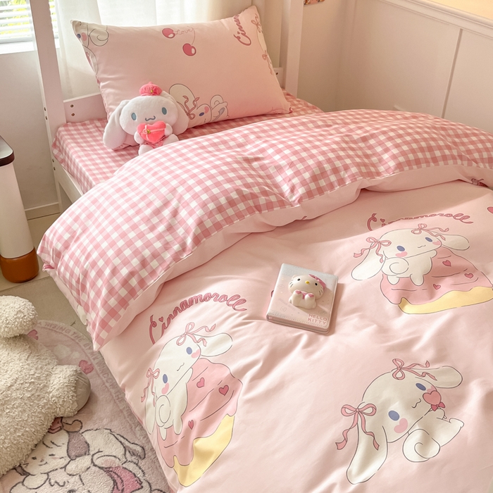 91家纺网 家纺一手货源 找家纺 2024新款三丽鸥授权全棉少女印花系列学生三件套四件套 棉三丽鸥-奶油甜心玉桂狗