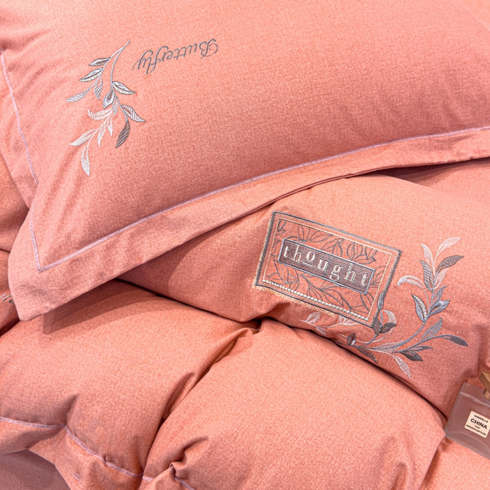 91家纺网 家纺一手货源 找家纺 U品汇 2024新品生态加厚长绒棉纯棉绣花全棉磨毛刺绣四件套宽边款直播 一叶知秋-胭脂红