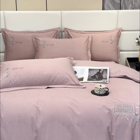 91家纺网 家纺一手货源 找家纺 U品汇 2024新品生态加厚长绒棉纯棉绣花全棉磨毛刺绣四件套宽边款直播 一叶知秋-红棕