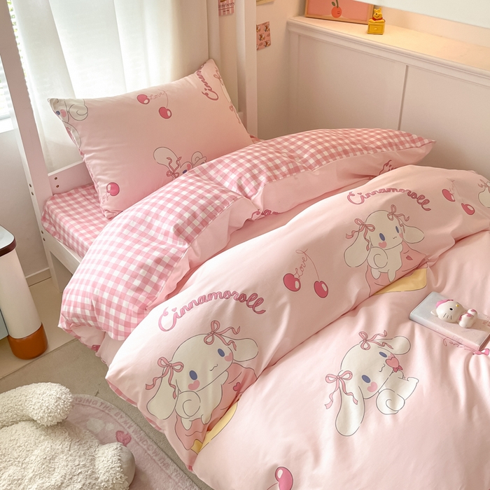 91家纺网 家纺一手货源 找家纺 2024新款三丽鸥授权全棉少女印花系列学生三件套四件套 棉三丽鸥-奶油甜心玉桂狗