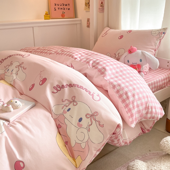 91家纺网 家纺一手货源 找家纺 2024新款三丽鸥授权全棉少女印花系列学生三件套四件套 棉三丽鸥-奶油甜心玉桂狗