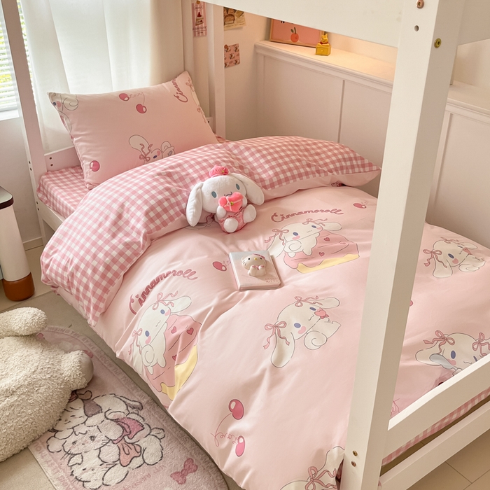 91家纺网 家纺一手货源 找家纺 2024新款三丽鸥授权全棉少女印花系列学生三件套四件套 棉三丽鸥-奶油甜心玉桂狗