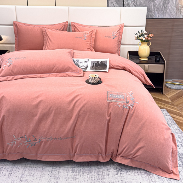 91家纺网 家纺一手货源 找家纺 U品汇 2024新品生态加厚长绒棉纯棉绣花全棉磨毛刺绣四件套宽边款直播 一叶知秋-胭脂红