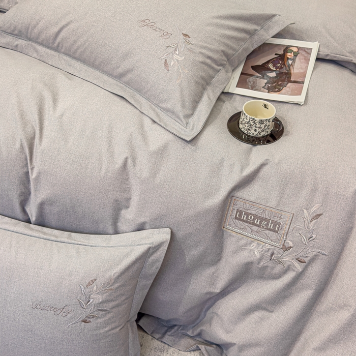 91家纺网 家纺一手货源 找家纺 U品汇 2024新品生态加厚长绒棉纯棉绣花全棉磨毛刺绣四件套宽边款直播 一叶知秋-灰