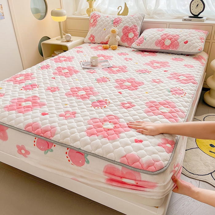 91家纺网 家纺一手货源 找家纺 悦织语 2025新款200g加厚A类牛奶绒印花夹棉床笠床罩床护垫 缤纷花