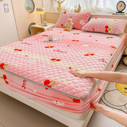 91家纺网 家纺一手货源 找家纺 （总）悦织语 2025新款200g加厚A类牛奶绒印花夹棉床笠床罩床护垫