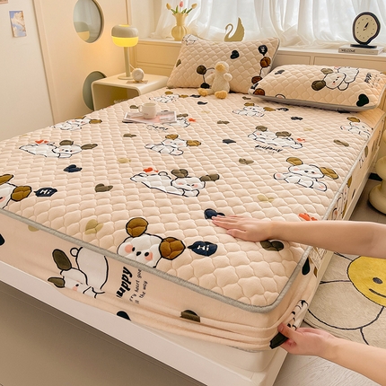 91家纺网 家纺一手货源 找家纺 （总）悦织语 2025新款200g加厚A类牛奶绒印花夹棉床笠床罩床护垫