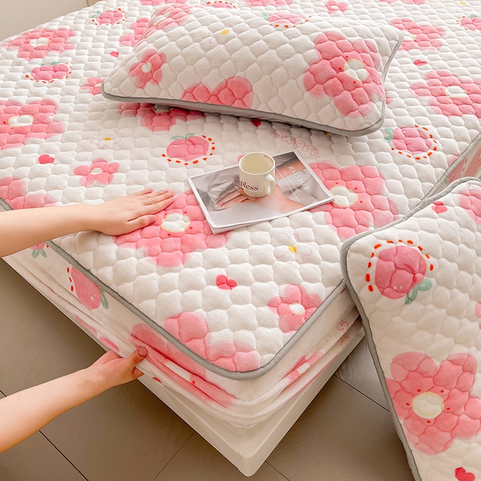 91家纺网 家纺一手货源 找家纺 悦织语 2025新款200g加厚A类牛奶绒印花夹棉床笠床罩床护垫 缤纷花