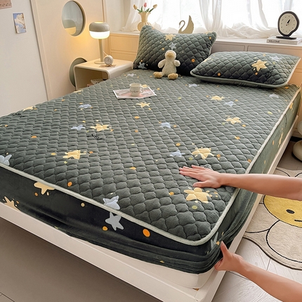 91家纺网 家纺一手货源 找家纺 （总）悦织语 2025新款200g加厚A类牛奶绒印花夹棉床笠床罩床护垫