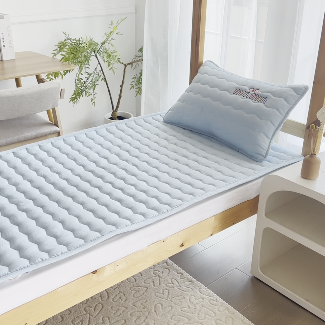 91家纺网 家纺一手货源 找家纺 恋绒家纺 2025新款刺绣款床垫学生床垫床褥宿舍上下铺床护垫 mini-天空蓝