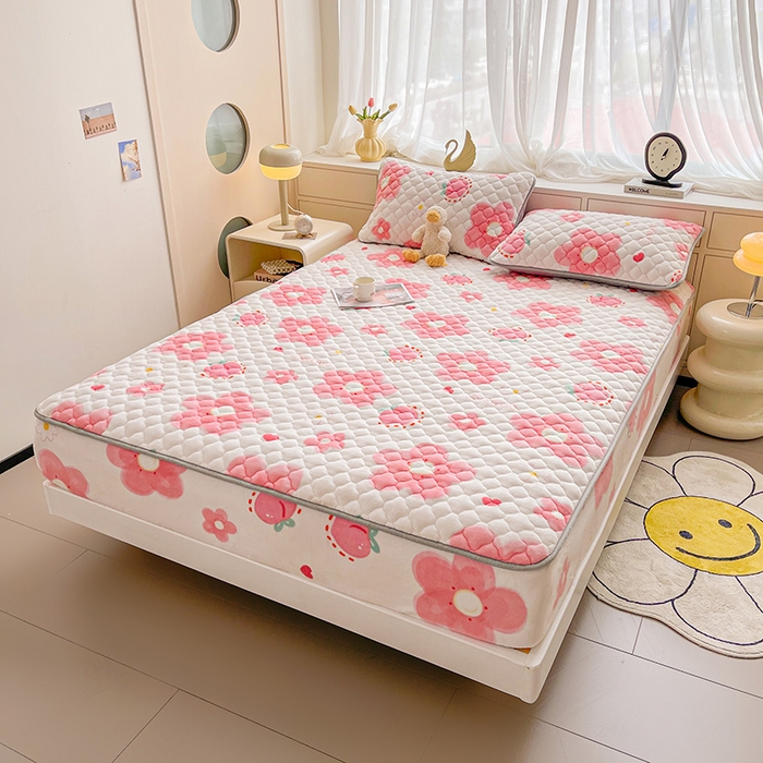 91家纺网 家纺一手货源 找家纺 悦织语 2025新款200g加厚A类牛奶绒印花夹棉床笠床罩床护垫 缤纷花