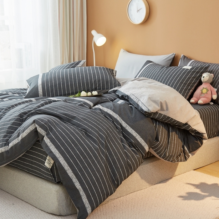 91家纺网 家纺一手货源 找家纺 2024新款无印风水洗棉亲肤简约学生三件套 深灰细条