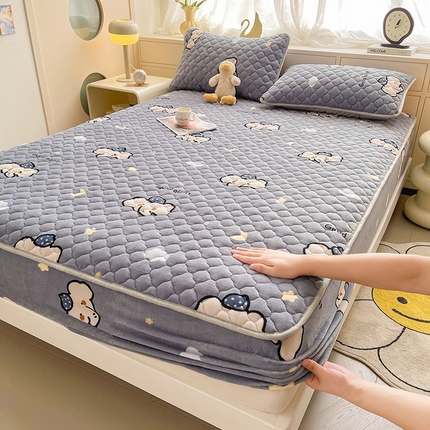 91家纺网 家纺一手货源 找家纺 （总）悦织语 2025新款200g加厚A类牛奶绒印花夹棉床笠床罩床护垫