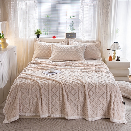 91家纺网 家纺一手货源 找家纺 （总）悦织湾 2025新款面包格塔芙绒舒棉绒蝴蝶毛毯卷边包边款