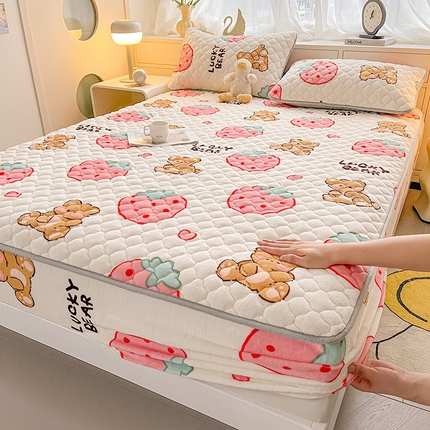 91家纺网 家纺一手货源 找家纺 （总）悦织语 2025新款200g加厚A类牛奶绒印花夹棉床笠床罩床护垫