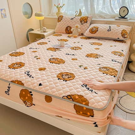 91家纺网 家纺一手货源 找家纺 （总）悦织语 2025新款200g加厚A类牛奶绒印花夹棉床笠床罩床护垫