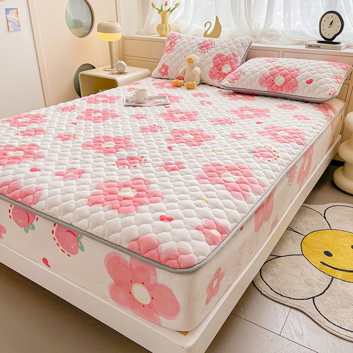 91家纺网 家纺一手货源 找家纺 悦织语 2025新款200g加厚A类牛奶绒印花夹棉床笠床罩床护垫 缤纷花