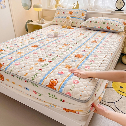 91家纺网 家纺一手货源 找家纺 （总）悦织语 2025新款200g加厚A类牛奶绒印花夹棉床笠床罩床护垫