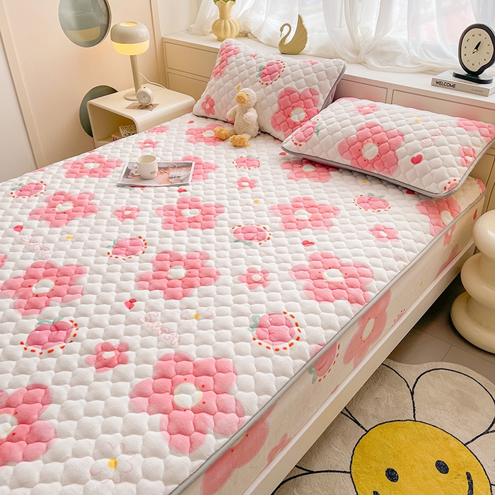 91家纺网 家纺一手货源 找家纺 悦织语 2025新款200g加厚A类牛奶绒印花夹棉床笠床罩床护垫 缤纷花