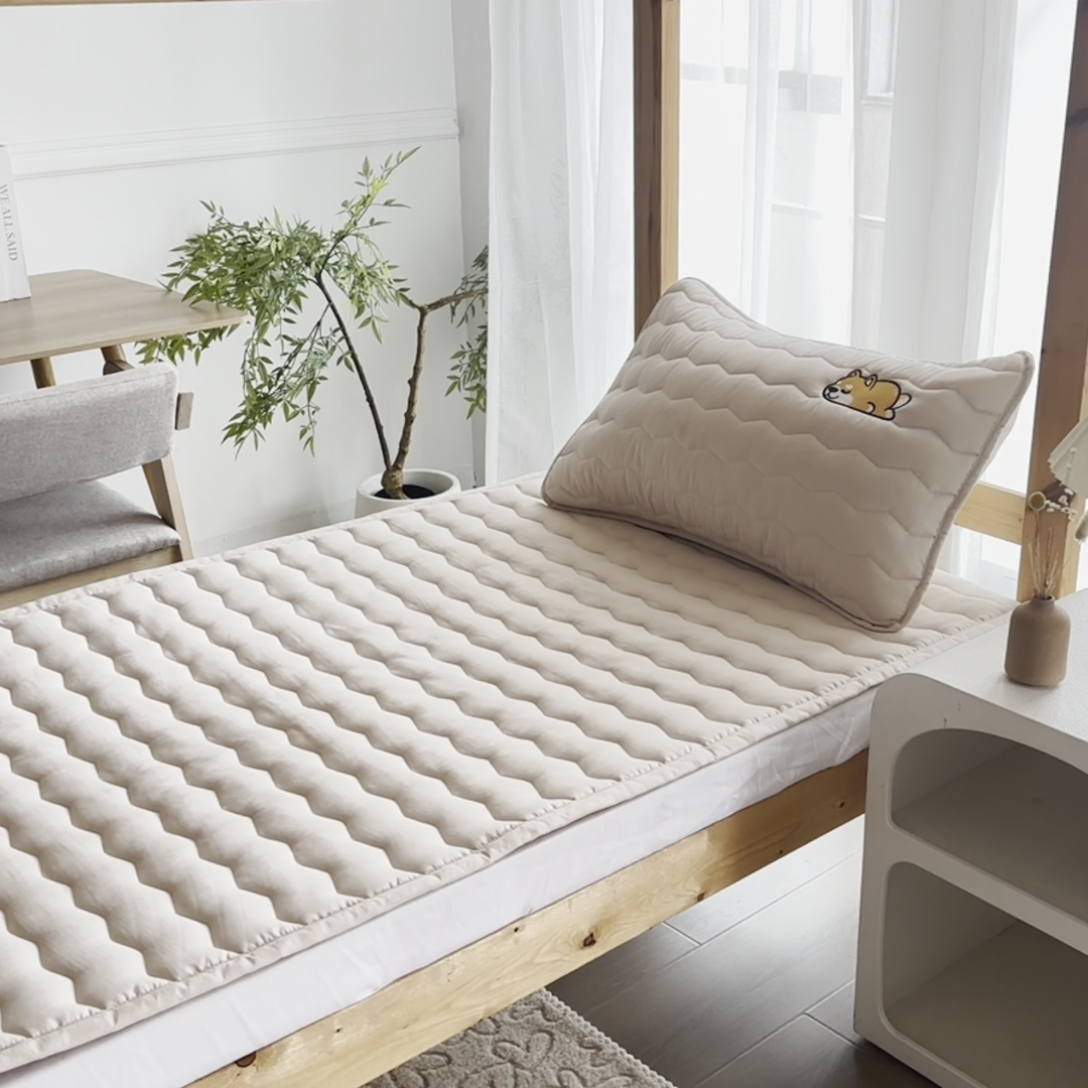 91家纺网 家纺一手货源 找家纺 恋绒家纺 2025新款刺绣款床垫学生床垫床褥宿舍上下铺床护垫 柯基KJ-奶油杏