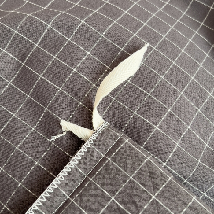 91家纺网 家纺一手货源 找家纺 2024新款无印风水洗棉亲肤简约学生三件套 小黑格