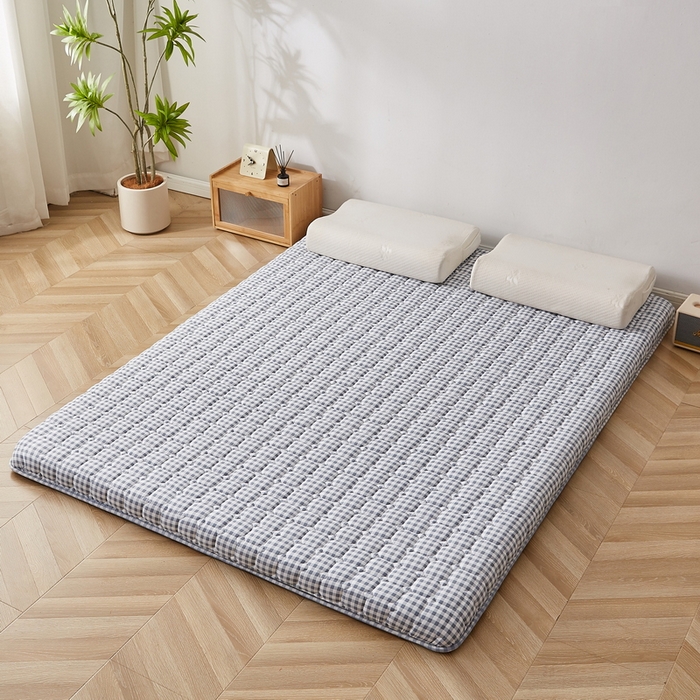 91家纺网 家纺一手货源 找家纺 迪乐妮 2024新款成人款藤席双面可用床垫（无印家居风） 蓝小格